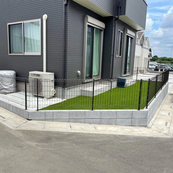 black hog wire fence